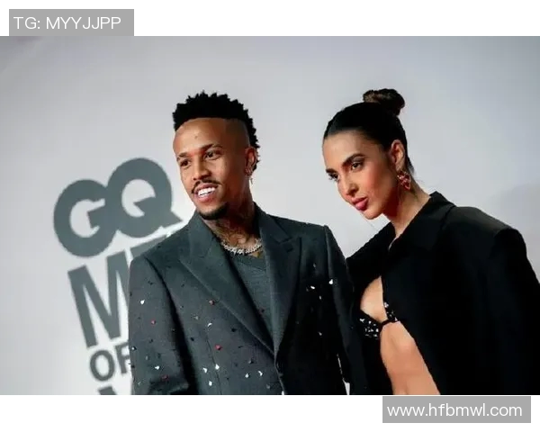 库尔图瓦携爱妻亮相GQ年度男士颁奖典礼:时尚与爱情的完美融合 库尔图瓦携爱妻亮相GQ年度男士颁奖典礼:时尚与爱情的完美融合